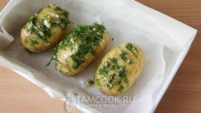 картошка-гармошка с чесноком и укропом в духовке