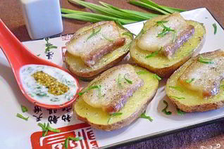 Картошка с салом и чесноком в духовке