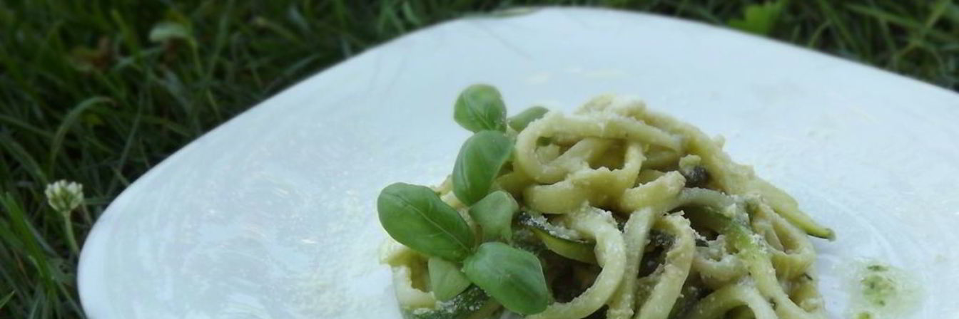 Лапша из цуккини с соусом песто