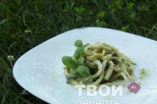 Лапша из цуккини с соусом песто