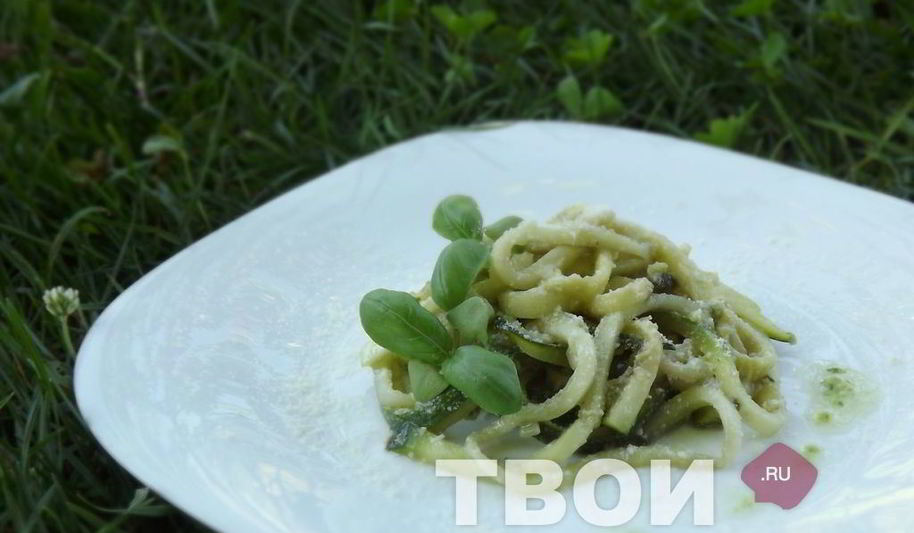 Рецепт лапши из цуккини с соусом песто