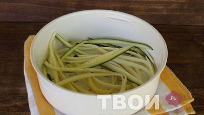 лапша из цуккини с соусом песто