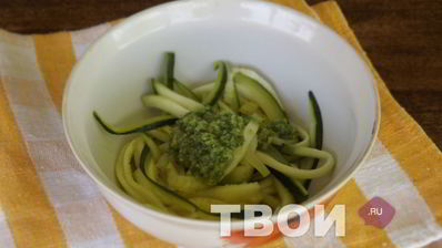 лапша из цуккини с соусом песто