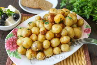 Обжаренный молодой картофель с петрушкой