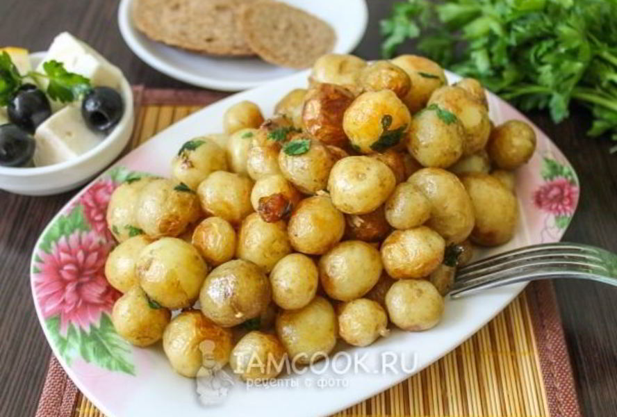 Обжаренный молодой картофель с петрушкой