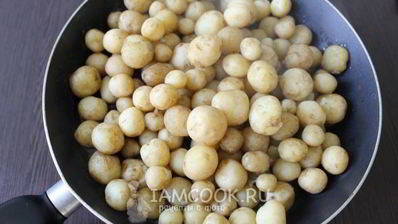 обжаренный молодой картофель с петрушкой