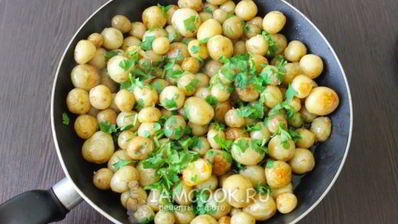 обжаренный молодой картофель с петрушкой