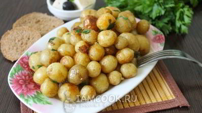 обжаренный молодой картофель с петрушкой