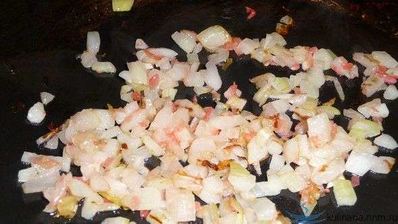 омурайс — рис с курицей и томатами в яичной обертке