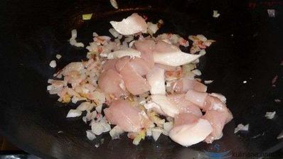 омурайс — рис с курицей и томатами в яичной обертке