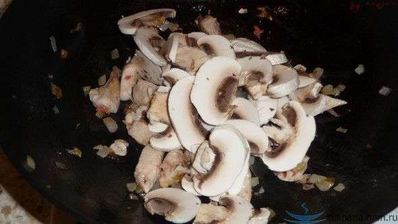 омурайс — рис с курицей и томатами в яичной обертке