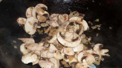 омурайс — рис с курицей и томатами в яичной обертке