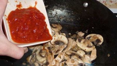 омурайс — рис с курицей и томатами в яичной обертке