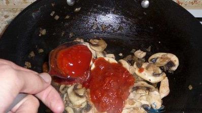 омурайс — рис с курицей и томатами в яичной обертке