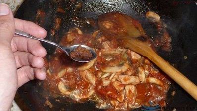 омурайс — рис с курицей и томатами в яичной обертке