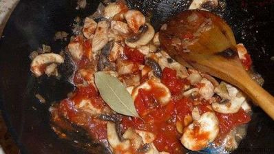 омурайс — рис с курицей и томатами в яичной обертке