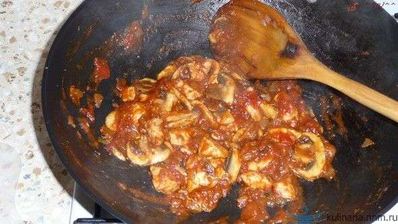 омурайс — рис с курицей и томатами в яичной обертке