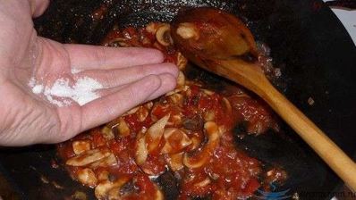 омурайс — рис с курицей и томатами в яичной обертке