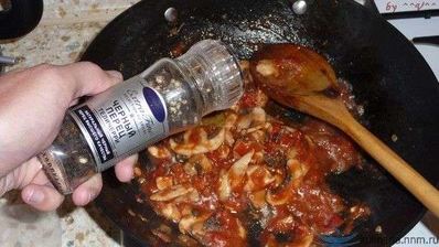 омурайс — рис с курицей и томатами в яичной обертке