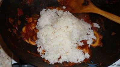 омурайс — рис с курицей и томатами в яичной обертке