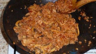 омурайс — рис с курицей и томатами в яичной обертке