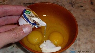 омурайс — рис с курицей и томатами в яичной обертке