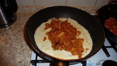 омурайс — рис с курицей и томатами в яичной обертке