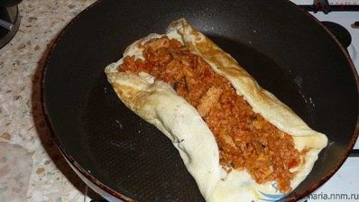 омурайс — рис с курицей и томатами в яичной обертке