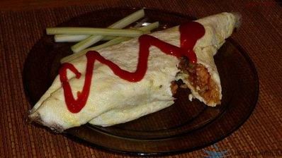 омурайс — рис с курицей и томатами в яичной обертке