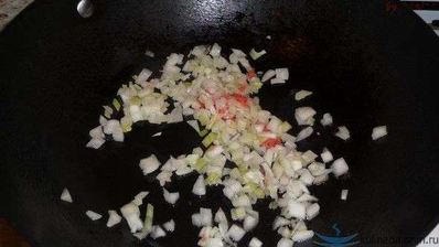 омурайс — рис с курицей и томатами в яичной обертке