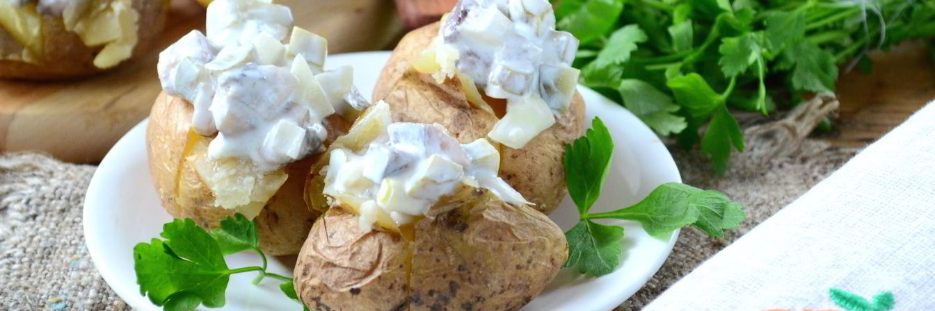 Печеный картофель с селедочным соусом