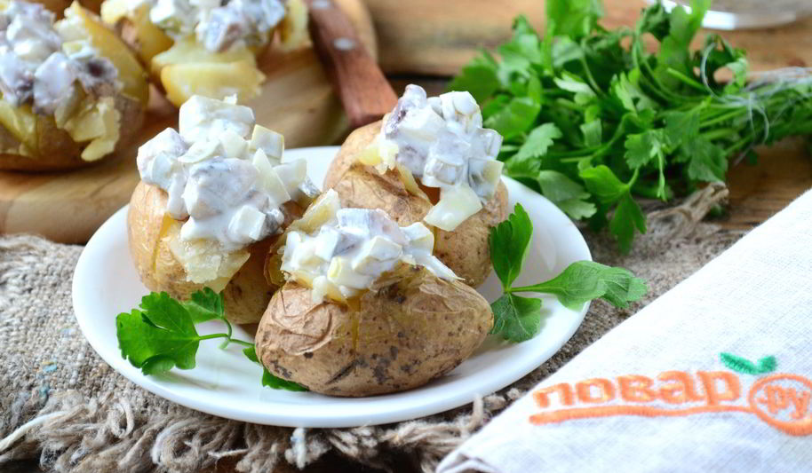 Рецепт печеного картофеля с селедочным соусом