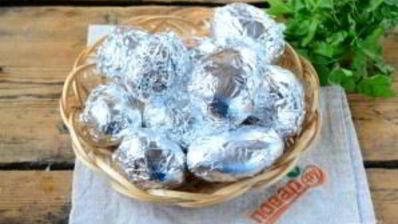 печеный картофель с селедочным соусом