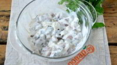 печеный картофель с селедочным соусом
