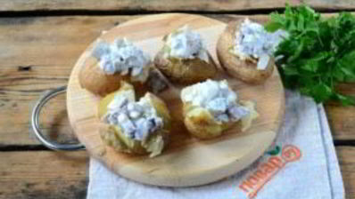 печеный картофель с селедочным соусом