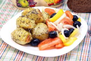 Пряный картофель с салатом