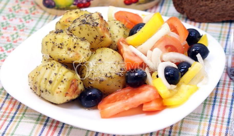 Рецепт пряного картофеля с салатом