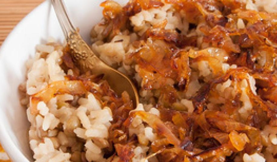 Рецепт риса с чечевицей и карамелизованным луком