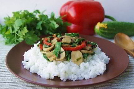 Рис с грибами, шпинатом и сладким перцем