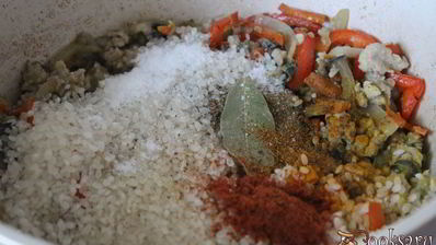 рис с мясным фаршем и баклажанами