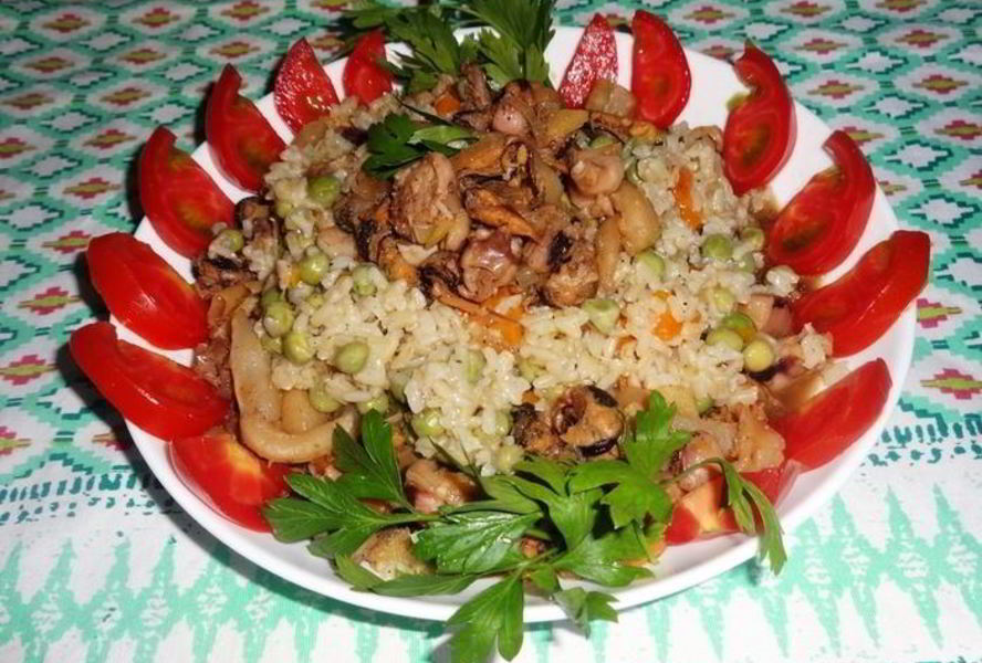 Рис с овощами и морским коктейлем