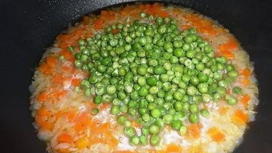 рис с овощами и морским коктейлем