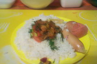 Рис с сосисками и овощной поджаркой