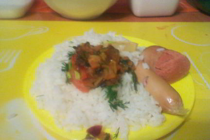 Рис с сосисками и овощной поджаркой