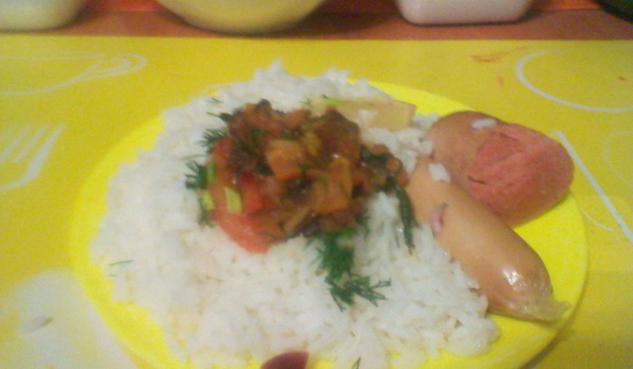 Рецепт риса с сосисками и овощной поджаркой