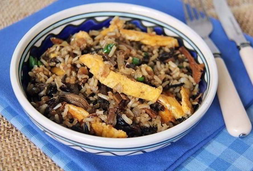 Рис с сушеными грибами, омлетом и зеленью