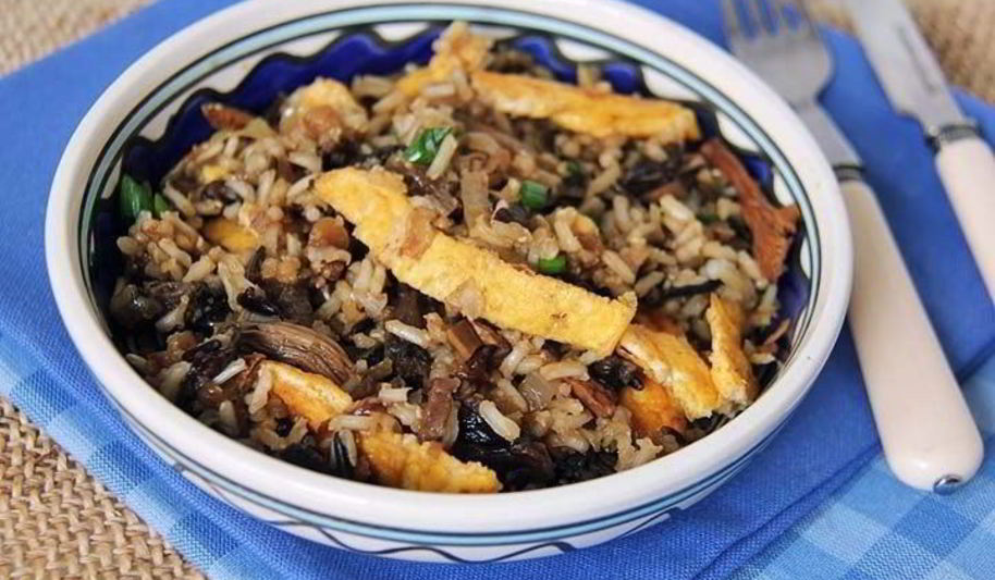 Рецепт риса с сушеными грибами, омлетом и зеленью