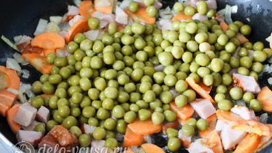 рис с зеленым горошком