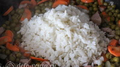рис с зеленым горошком