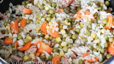 рис с зеленым горошком